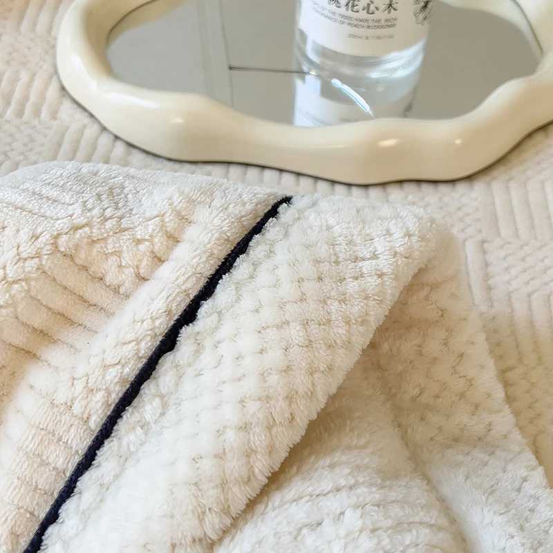 White Knitted Velvet Throw Blanket Soft Skin-Friendly Warm Fleece Bedspread All-season Multipurpose Quilted Blanket for Nap Sofa H251216 - view 6