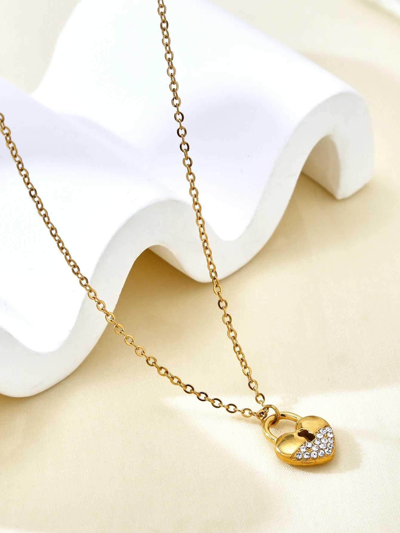 Niche Delicate Temperament Romantic StainlESS Steel 18K Gold Plated With Diamonds Lock Pendant CollaRBone Chain Female M251216