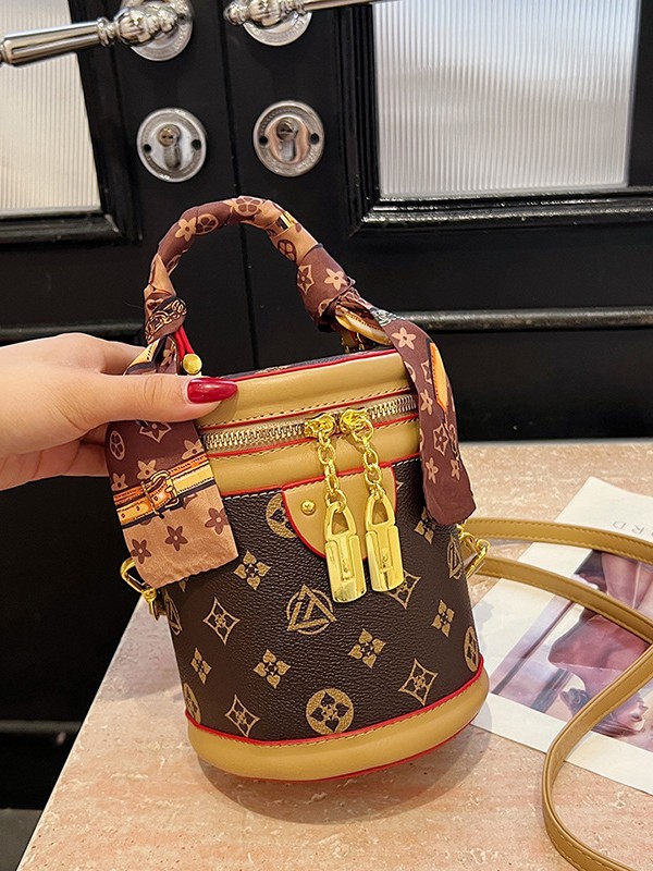 hot Free delivery designer shoulder bag Fashionable and elegant women's crossbody bag workplace commuting bag