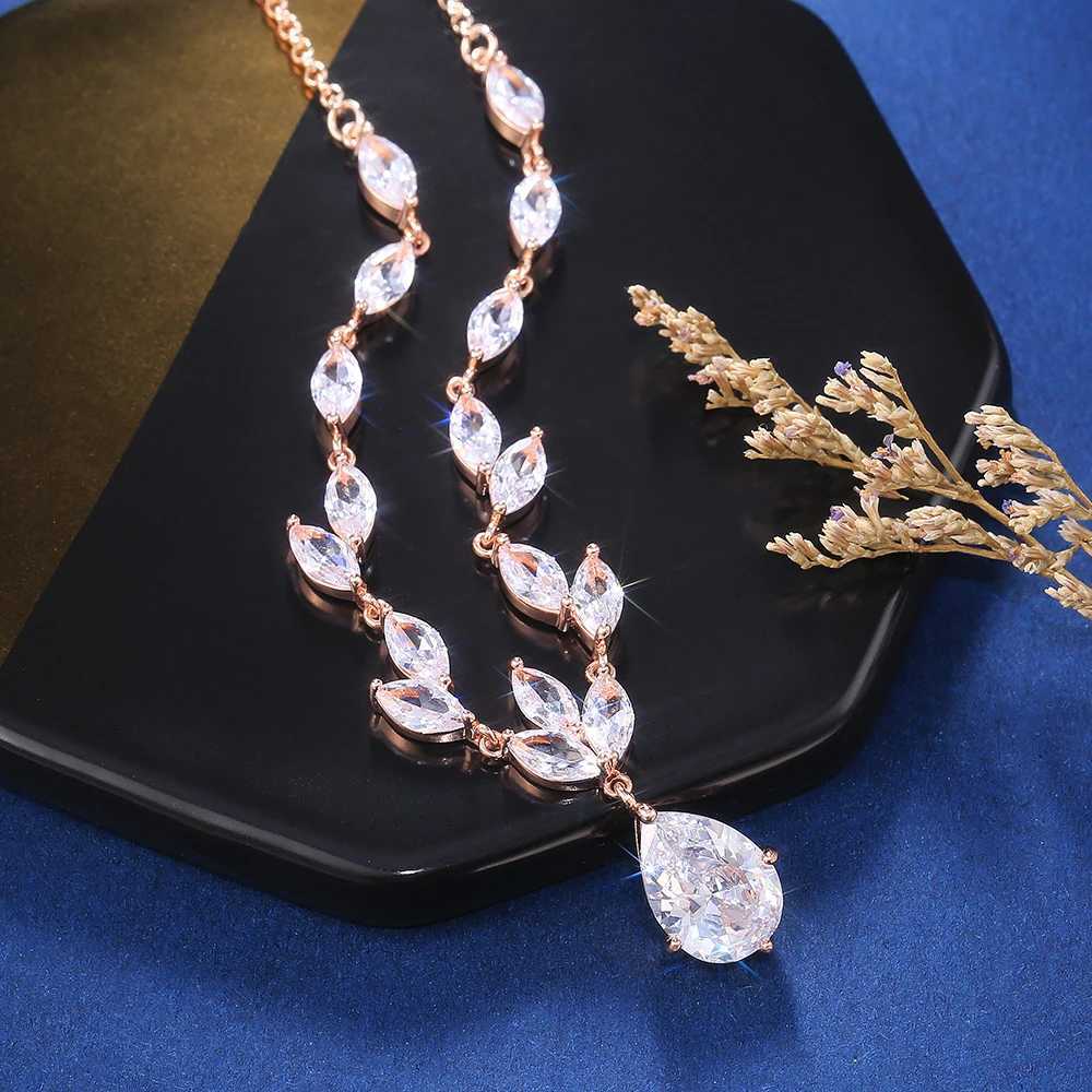 Huitan Classic Gorgeous Water Drop CZ Pendant Women Necklace Full Bling Iced Out Wedding Wife Necklace Best Anniversary Presents M251216