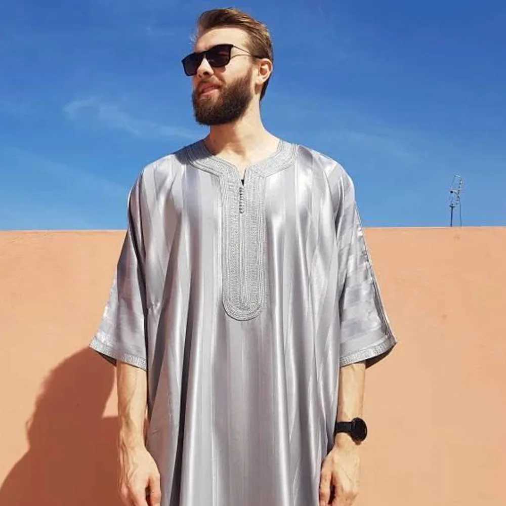 2025 New Men Muslim Abaya Islamic Clothing Mens Embroidered Striped Jubba Thobe Moroccan Dubai Kaftan Eid Prayer Robe Dress W251216 - view 7