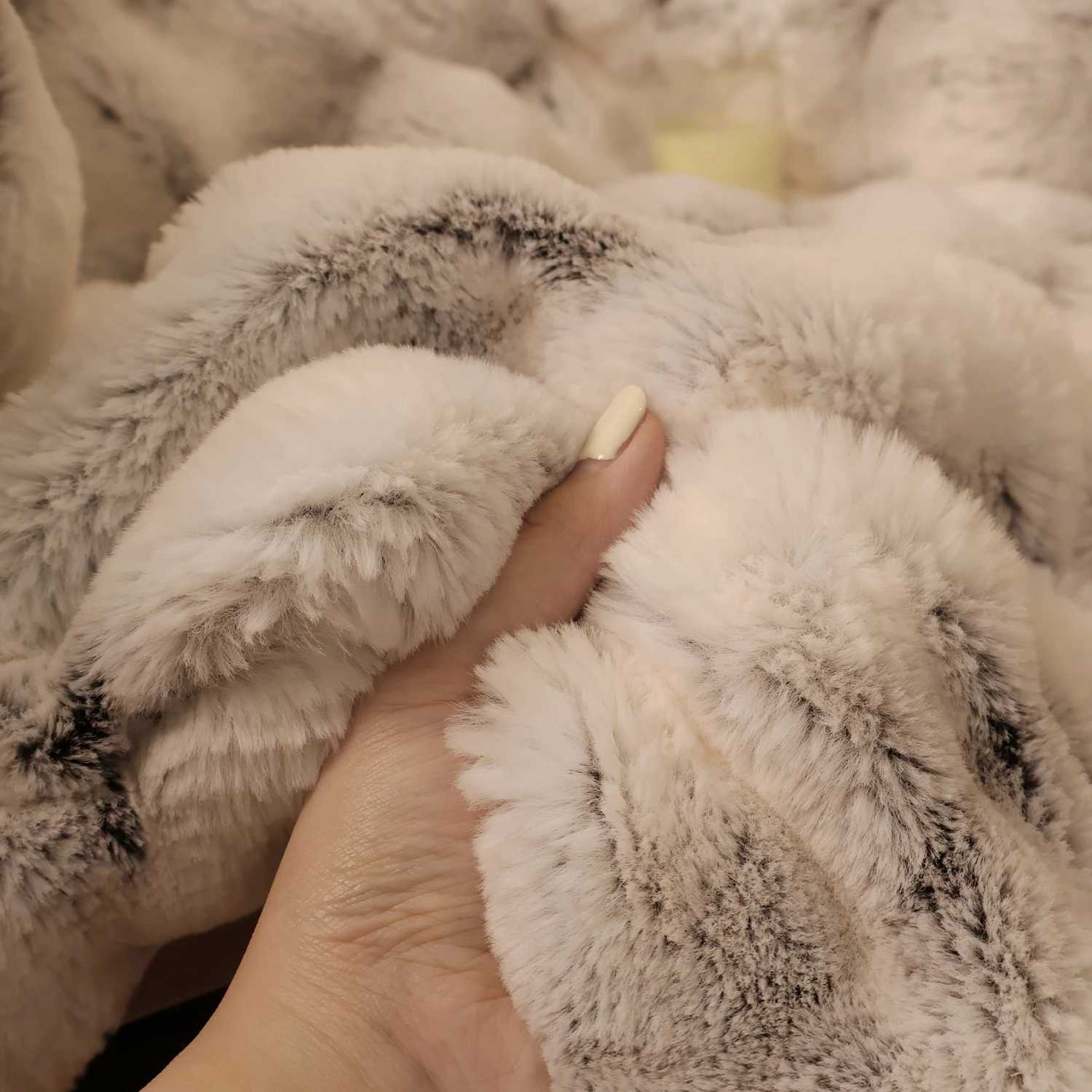 1 pc Faux Fur Blanket for Couch Cozy Soft and Fuzzy Plush Rabbit Fur Bubble Blanket for Sofa Bedroom Living RoomTwo Size H251216 - view 5