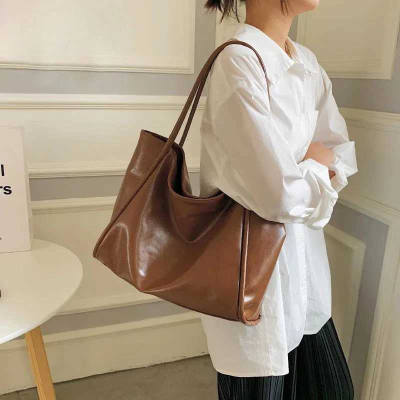 New Soft Leather Large Capacity Tote Bag with Niche Design For Handheld Use Women Commuting Shoulder Underarm Bag M251216