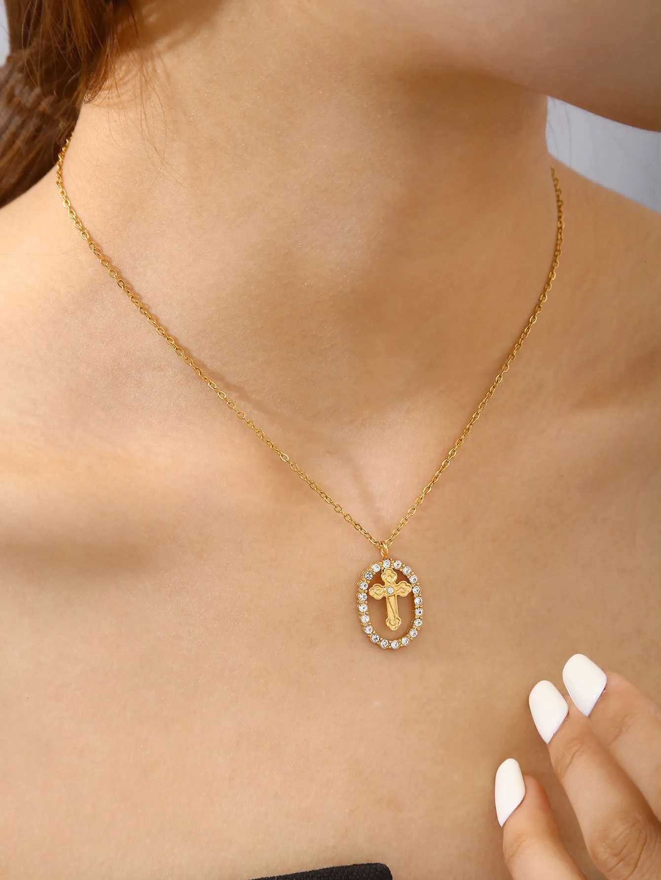 Vintage Elegant Charm Temperament Stainless Steel With Diamonds Hollow Oval Inlaid Cross Pendant Collarbone Chain Female M251216