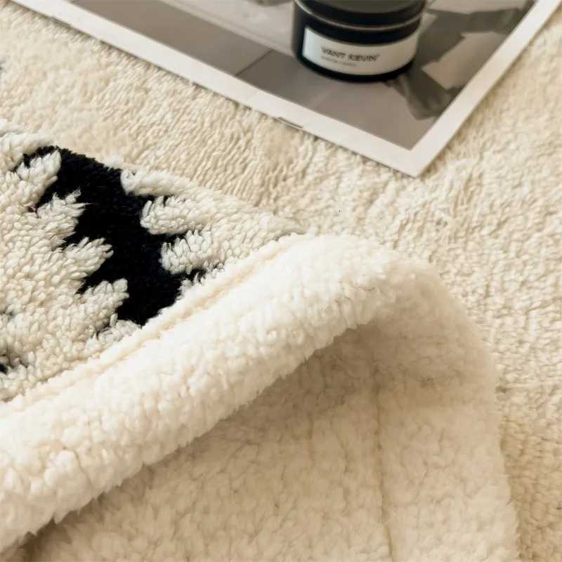 Thickened Flannel A Warm and Comfortable Cover Blanket Quilt Plush Nap Four Seasons Blankets for Sofas Sleeping H251216 - view 5