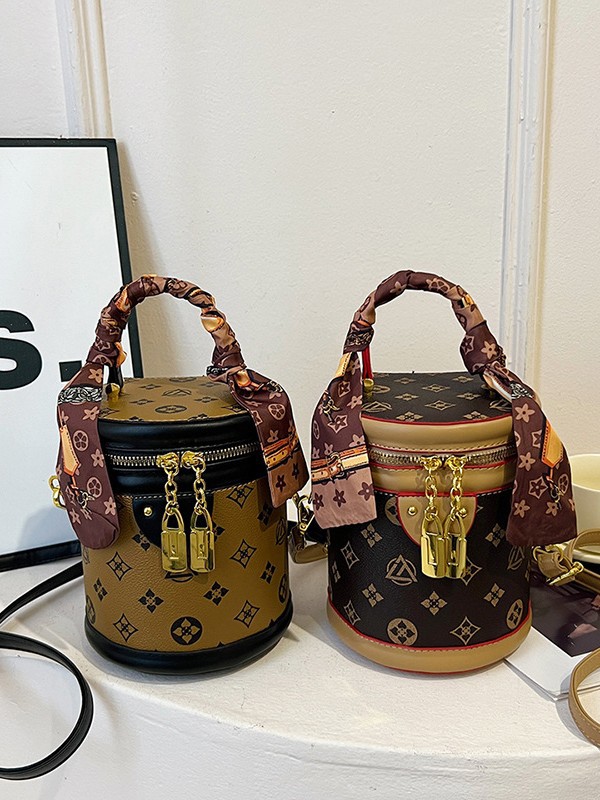 hot Free delivery designer shoulder bag Fashionable and elegant women's crossbody bag workplace commuting bag