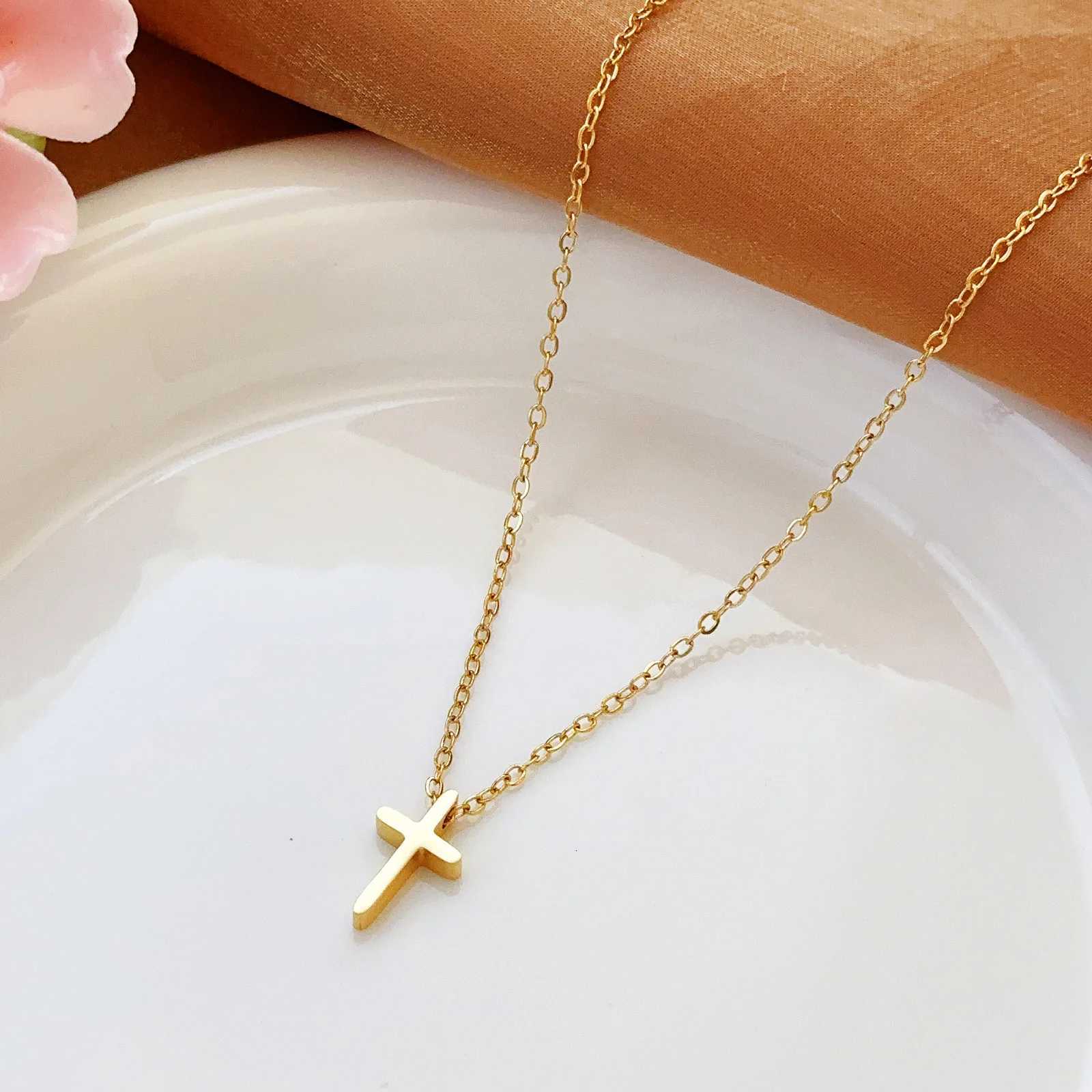 Cute 18K Gold Plated Necklace Stainless Steel Cross Charm Pendant Necklace for Women M251216