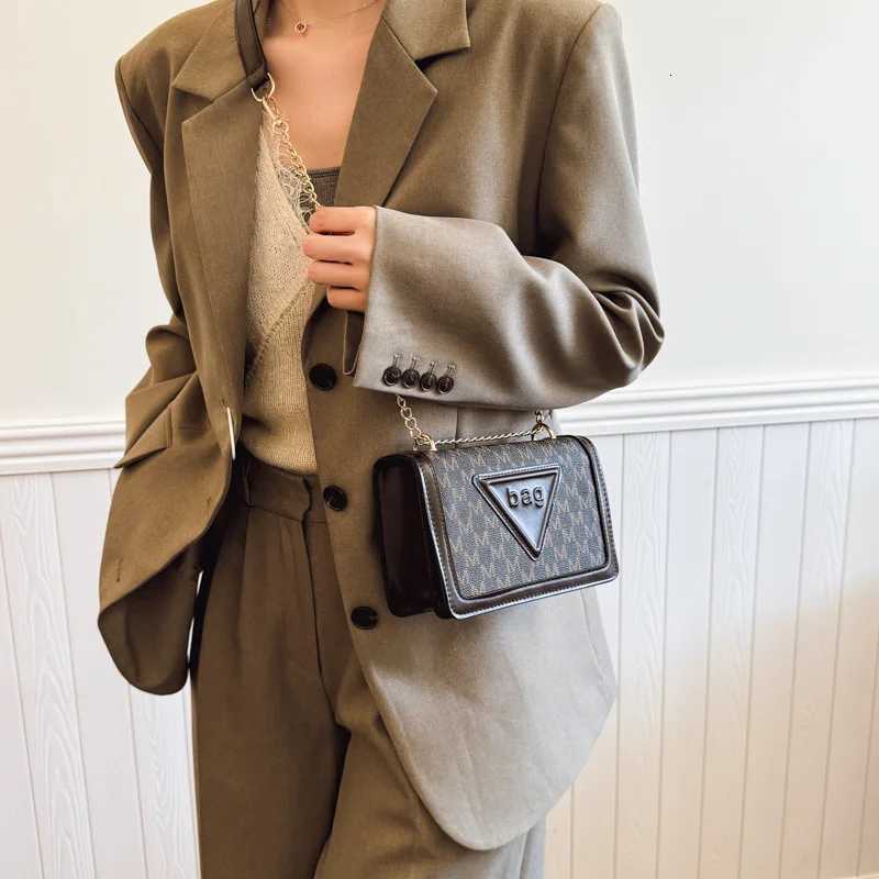 The new letter print small square bag is a trendy versatile and high-quality single-shoulder crossbody bag M251216