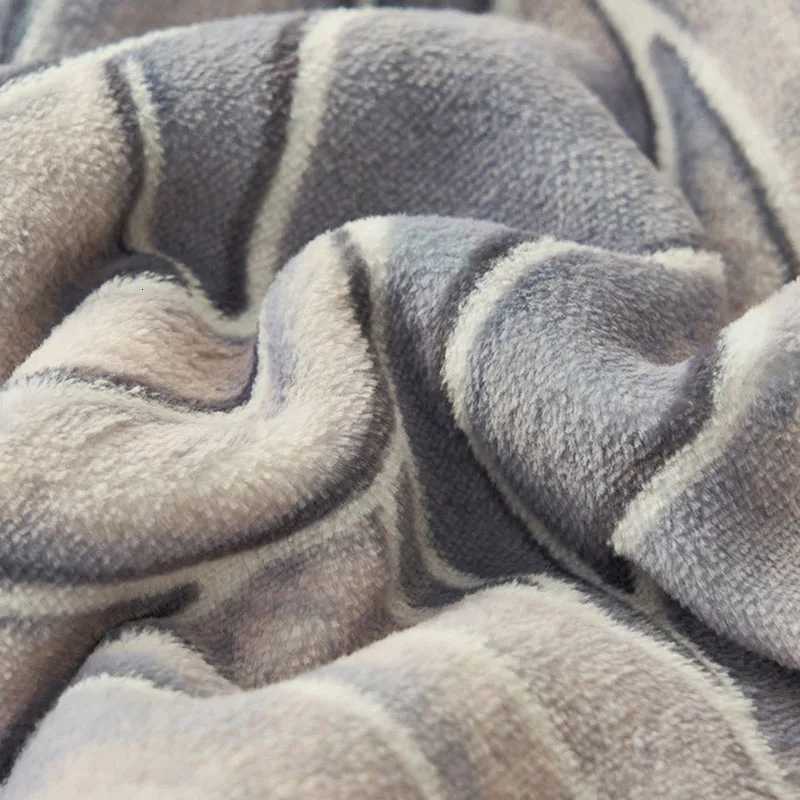 Vintage Printed Double-Layer Thick Blanket Nordic Autumn Winter Warm Lamb Wool Blankets Multifunctional Naked Sleeping Quilt H251216 - view 7