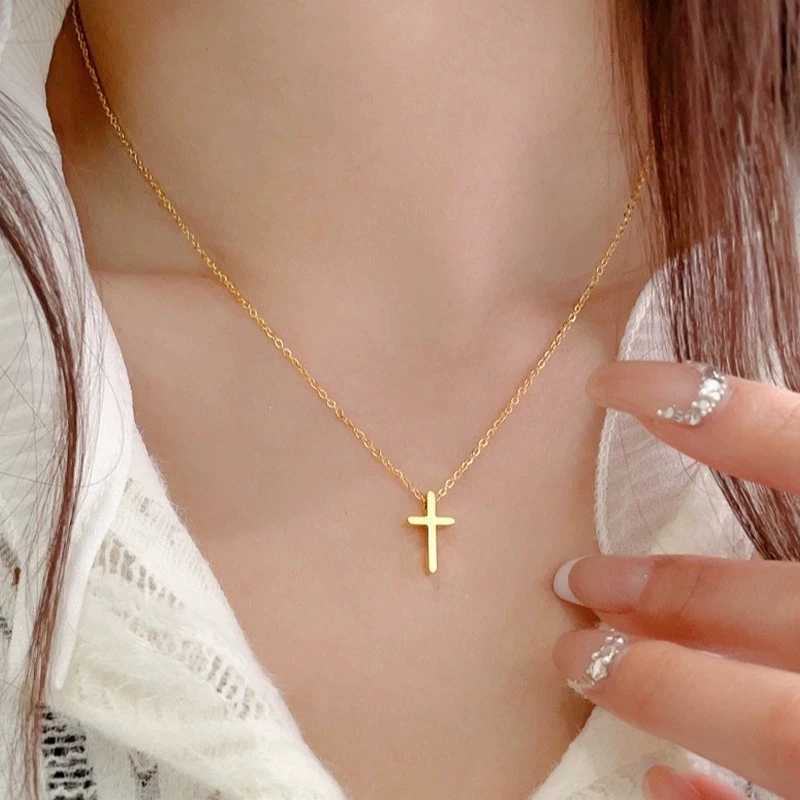 Cute 18K Gold Plated Necklace Stainless Steel Cross Charm Pendant Necklace for Women M251216
