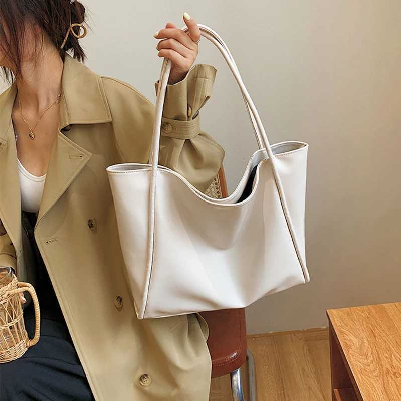 New Soft Leather Large Capacity Tote Bag with Niche Design For Handheld Use Women Commuting Shoulder Underarm Bag M251216