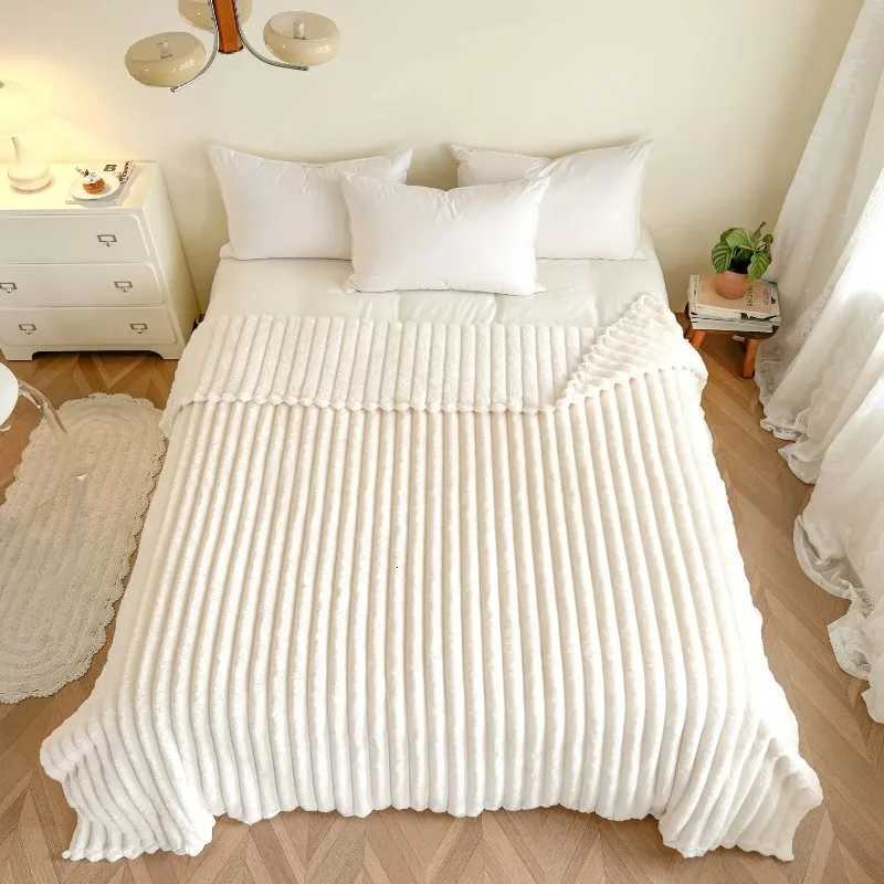 Multifunctional Flannel Blanket Thickened Material Suitable for Bedroom 1 Piece of Plush Blanket with Wide Terms Solid Color H251216 - view 3