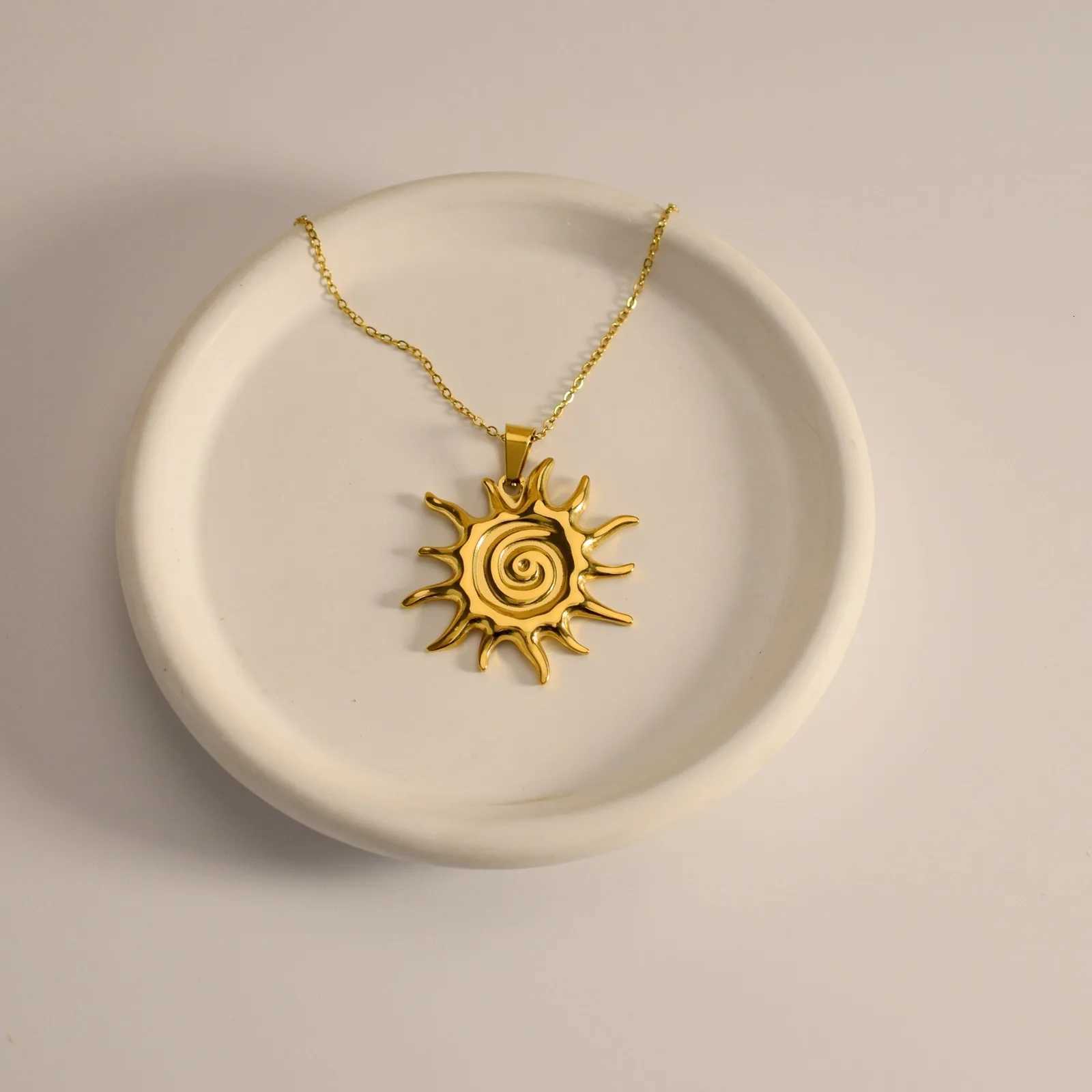 Hot Sale Swirl Sun Pendant Stainless Steel Gold Plated Simple Fashion Necklace M251216