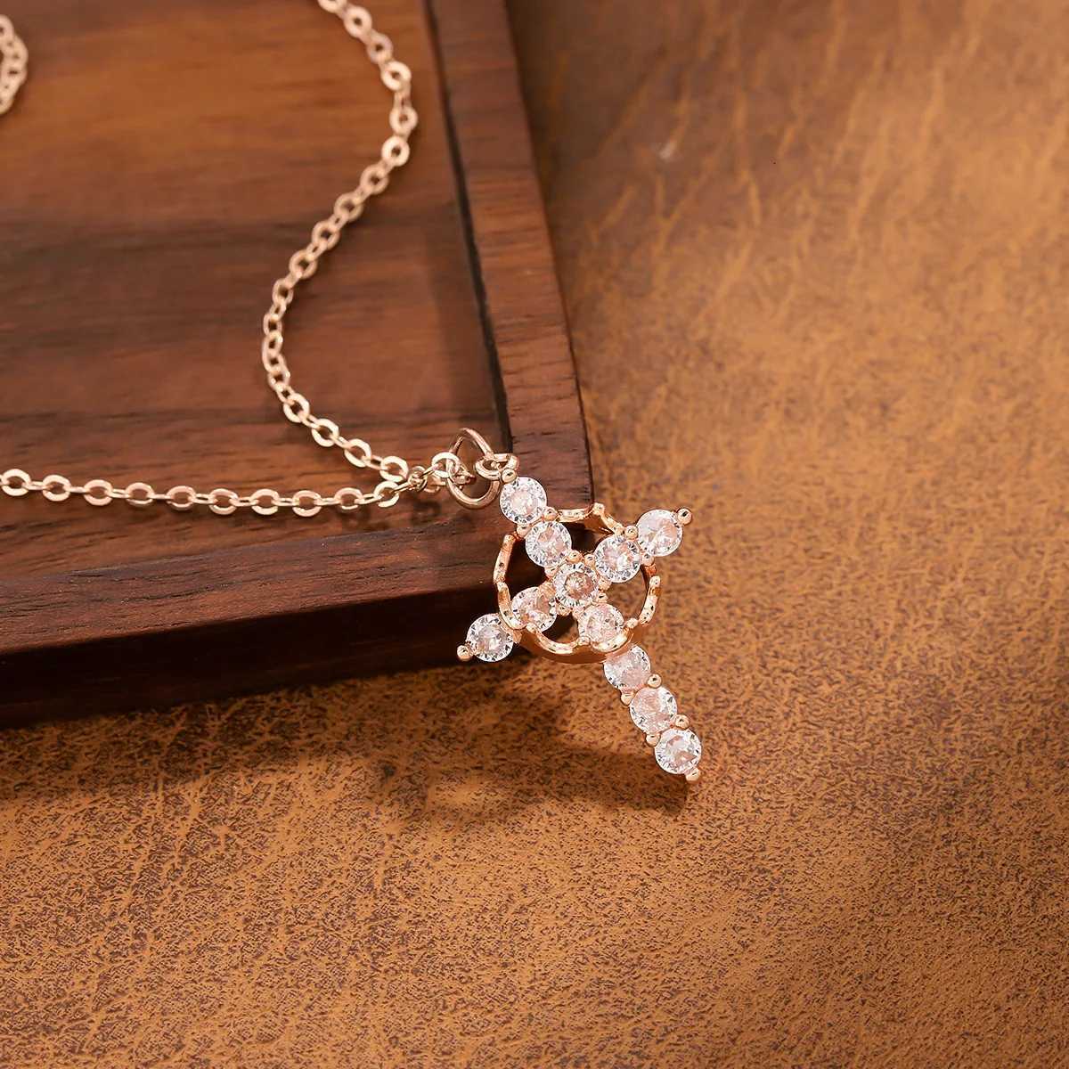 Hot Selling Womens Cross Necklace Temperament Hollow Zircon Wear Crown Design Clavicle Chain Necklace M251216