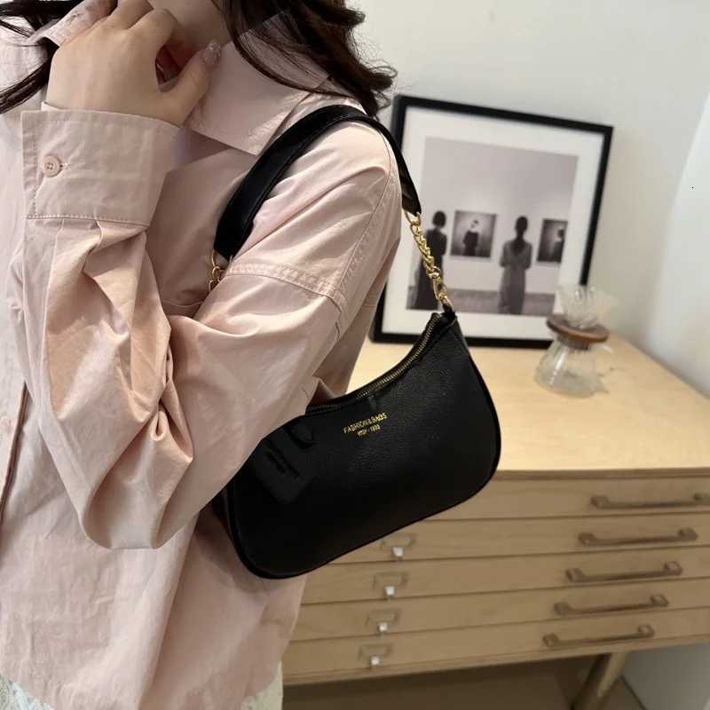 Crossbody Bag for Women Adjustable Strap Crescent Shoulder Bag PU Leather Zipper Closure Casual Handbag for Work Travel M251216