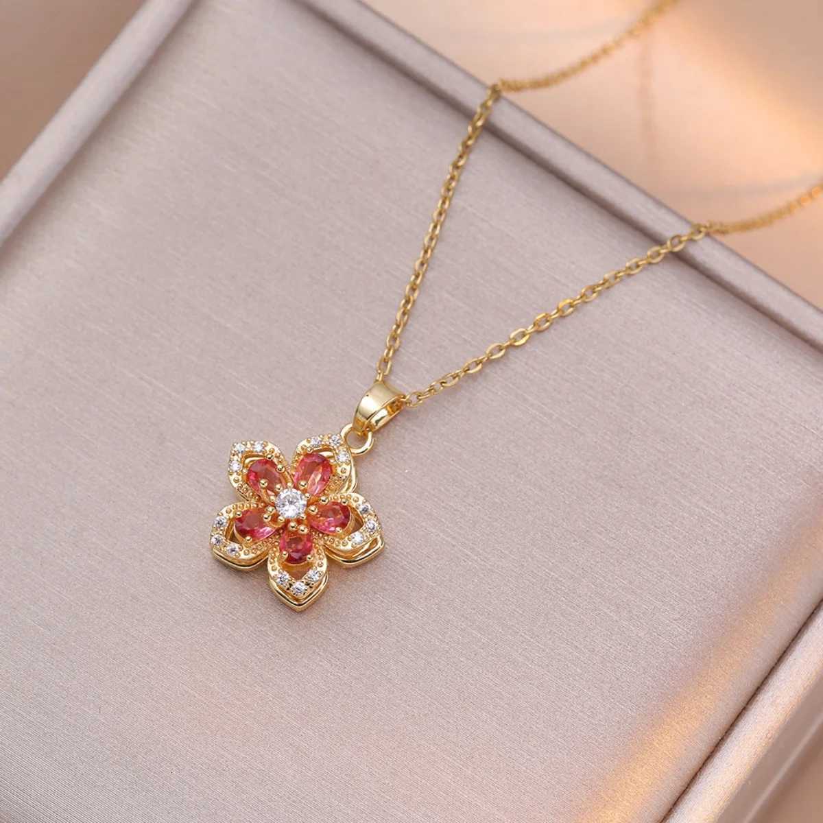Light Luxury Shiny Zircon Rotatable Flower Pendant Necklace For Women Stainless Steel Romantic Spin Floral Plant Choker Jewelry M251216