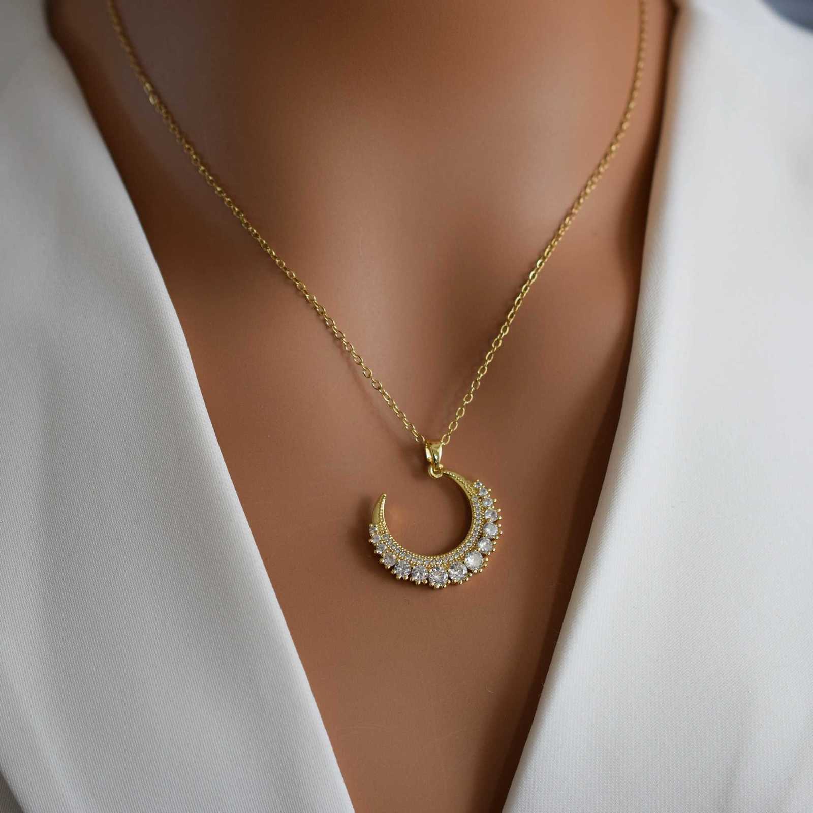 Womens Pendant Curved Moon Spot Diamond Multicolor Personalized Design Necklace M251216