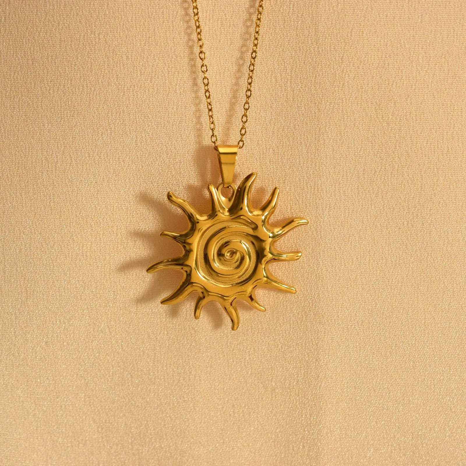 Hot Sale Swirl Sun Pendant Stainless Steel Gold Plated Simple Fashion Necklace M251216