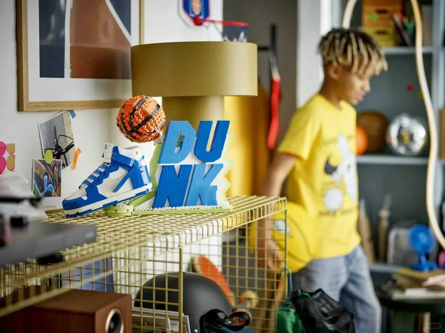 2025 New Sneaker 43008 Model Building Block Sets Christmas Birthday for Children Boys DIY Model Gifts Toys X251216