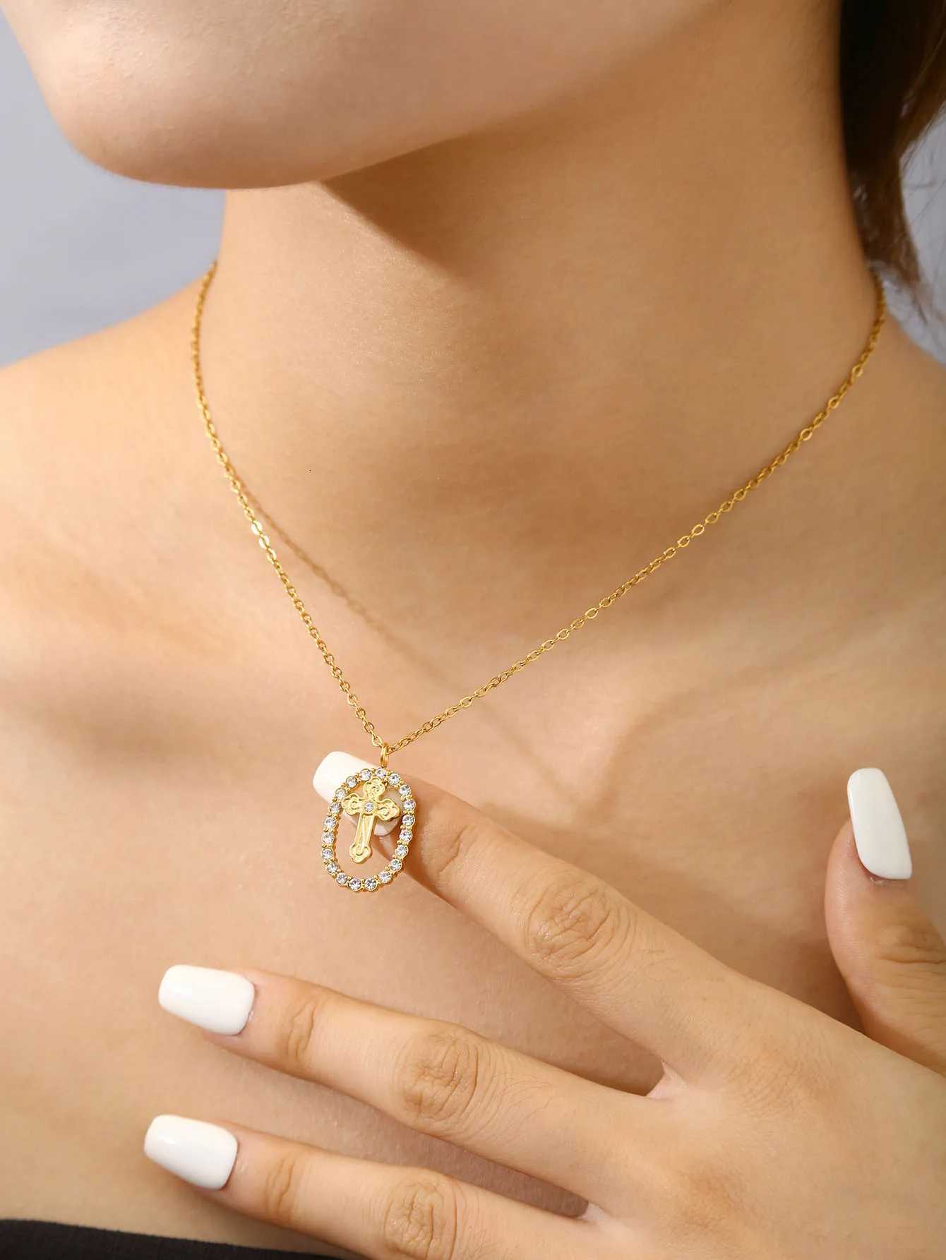 Vintage Elegant Charm Temperament Stainless Steel With Diamonds Hollow Oval Inlaid Cross Pendant Collarbone Chain Female M251216