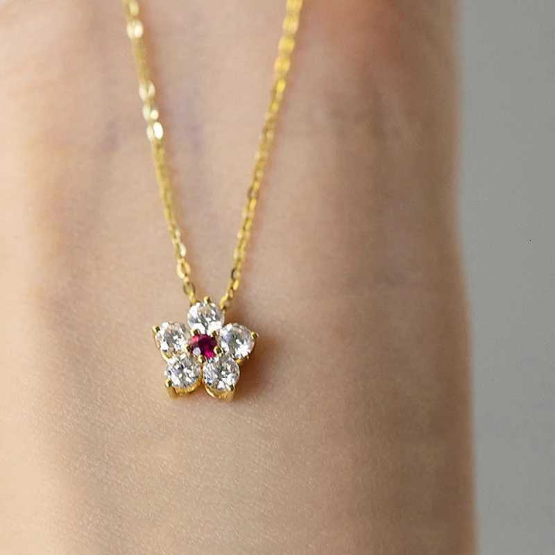 Huitan Delicate Flower Pendant Necklace for Women Exquisite Accessories with Brilliant Cubic Zirconia Graceful Female Jewelry M251216