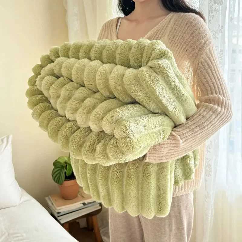 Multifunctional Flannel Blanket Thickened Material Suitable for Bedroom 1 Piece of Plush Blanket with Wide Terms Solid Color H251216 - view 6