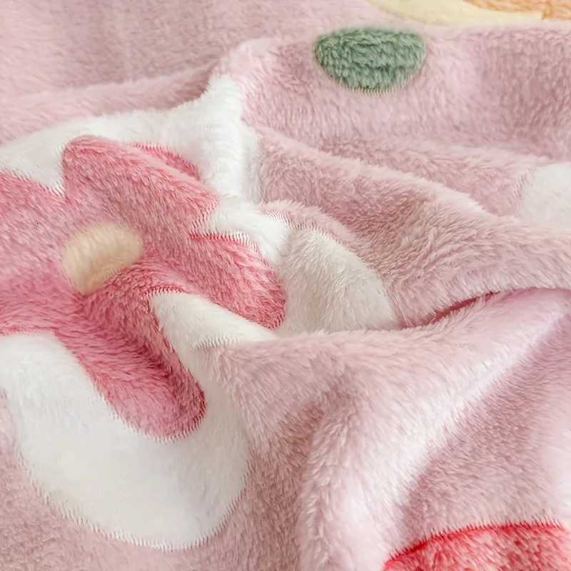 Cozy Floral Flannel Throw Blanket Soft Machine Washable All-Season Comfort with Cute Pink Strawberry Flower Design H251216 - view 4