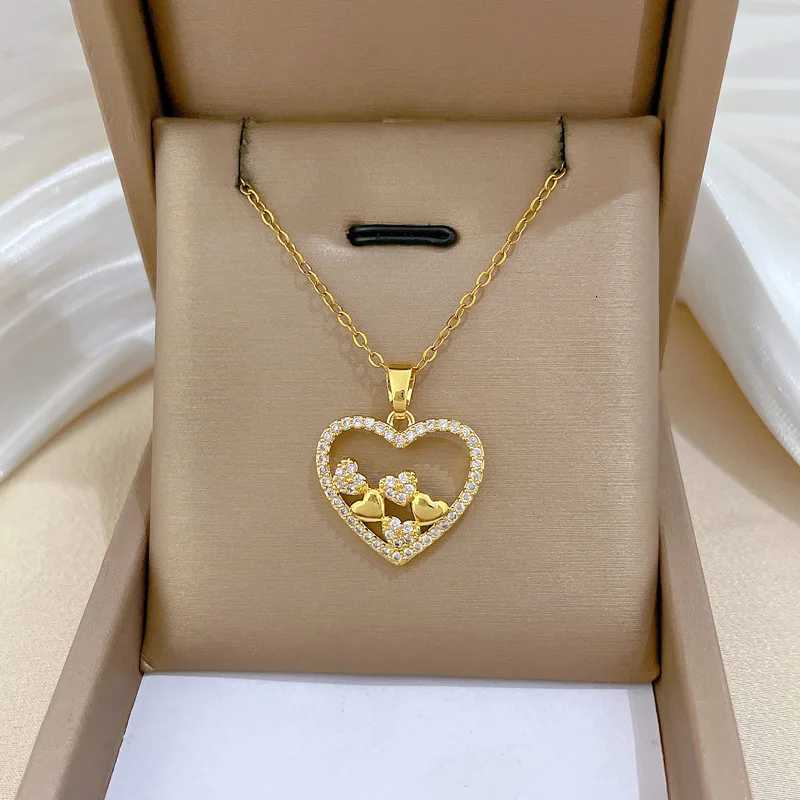 Titanium Steel Hollow Heart Necklace for Women Luxury Versatile Clavicle Chain Fashion Jewelry Accessory Elegant M251216