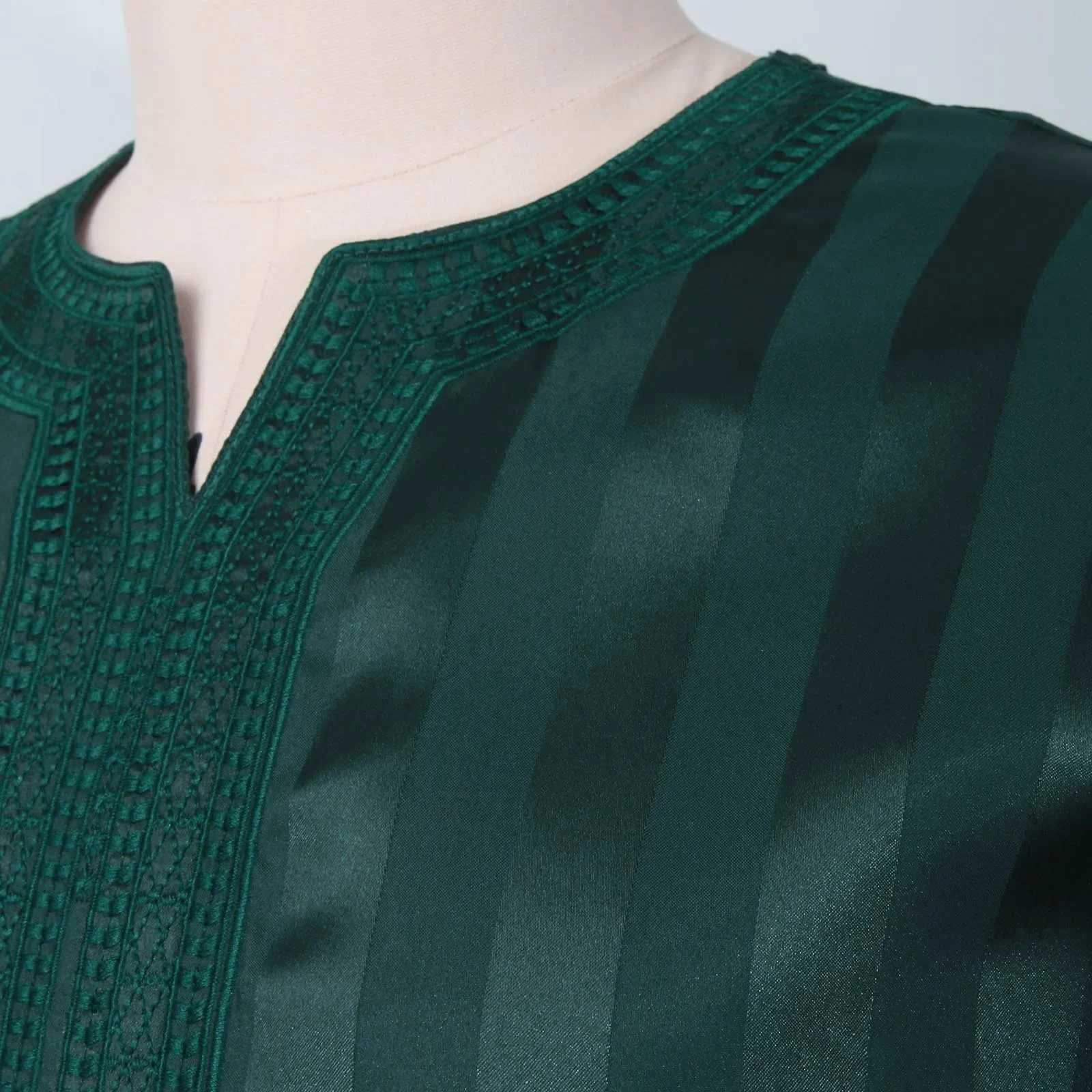 2025 New Men Muslim Abaya Islamic Clothing Mens Embroidered Striped Jubba Thobe Moroccan Dubai Kaftan Eid Prayer Robe Dress W251216 - view 4