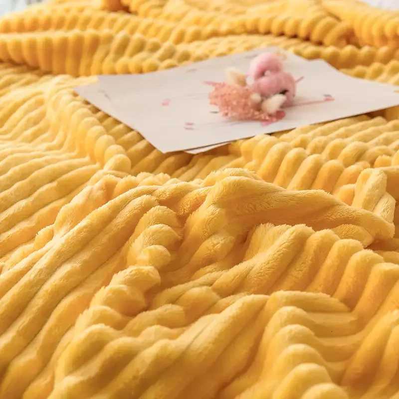 Blankets for Beds Solid Yellow Color Soft Warm 300GSM Plaid Square Flannel Blanket On the Bed Thickness Throw Blanket H251216 - view 5