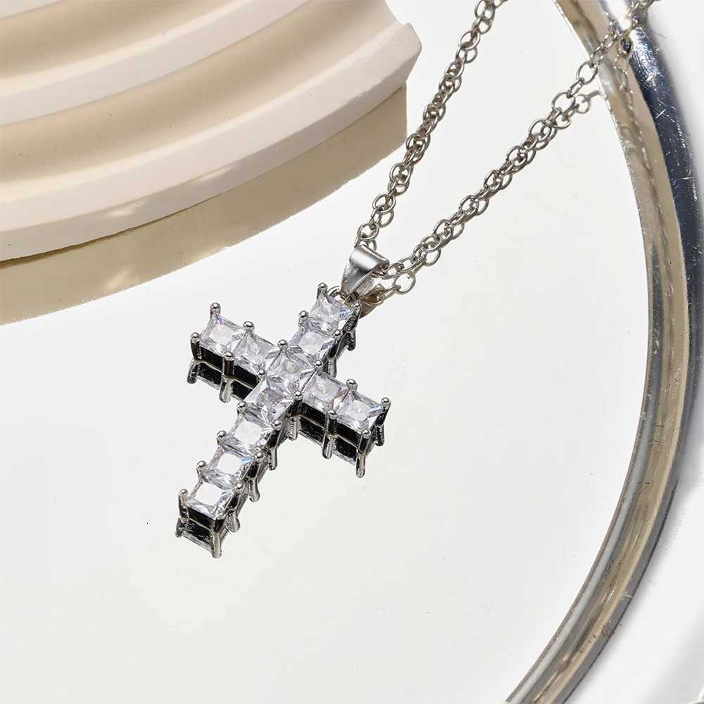 Fashion Crystal Cross Pendant for Women New Multi Color Shiny Romantic Exquisite Necklace Party Leisure Female Jewelry Gift 2024 M251216