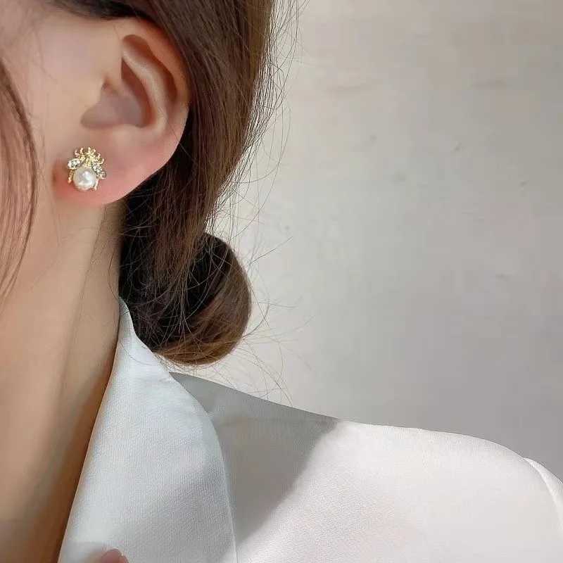 Honey Bee Pearl Stud Earrings For Women Exquisite Small Elegant Earring Ladies Wedding Party Birthday Jewelry Gifts G251216