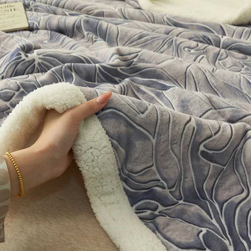 Vintage Printed Double-Layer Thick Blanket Nordic Autumn Winter Warm Lamb Wool Blankets Multifunctional Naked Sleeping Quilt H251216 - view 4