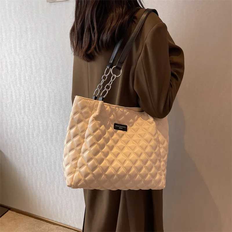 Womens Large Capacity Shoulder Bag Quilted Tote Bag Fashion All-match Commuter Bag M251216