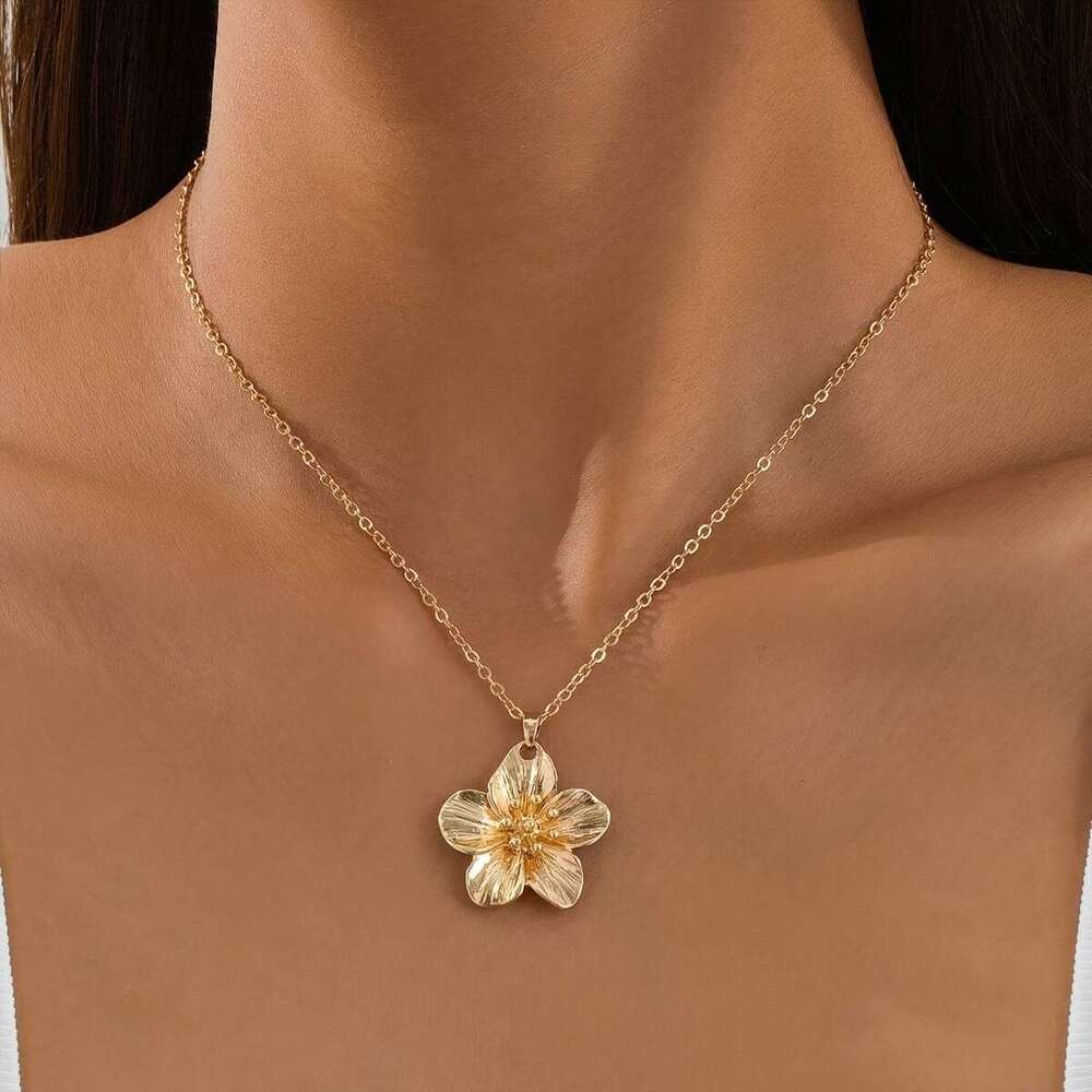 European and American Cross-Border Metal Pleated Flower Pendant Vintage High-End Fashion Elegant Petal Collarbone Chain Necklace