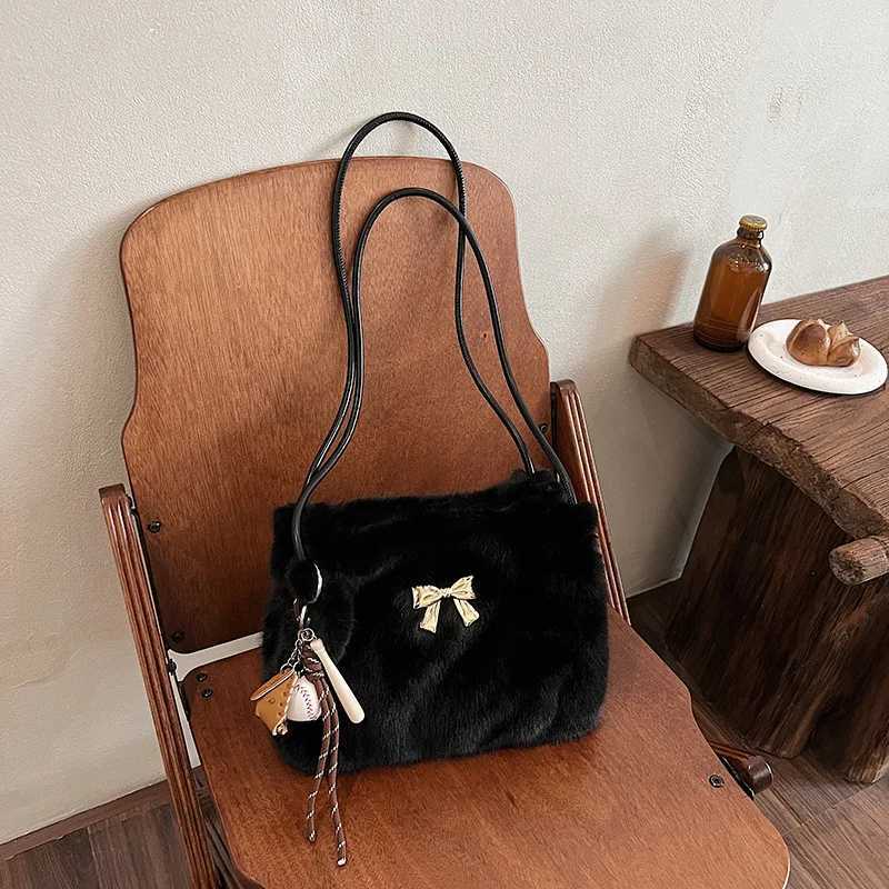 Plush Large-capacity Bag Womens Autumn and Winter New Simple Shoulder Underarm Bag Fashionable Fluff Bucket Handbag M251216