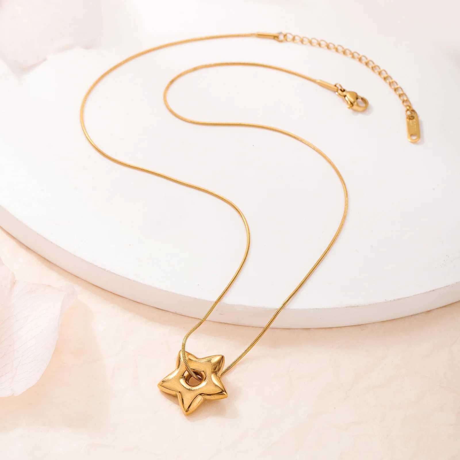 Womens Stainless Steel Hollow Star Pendant Necklace Fashion Not Faded Hollow Collarbone Necklace M251216