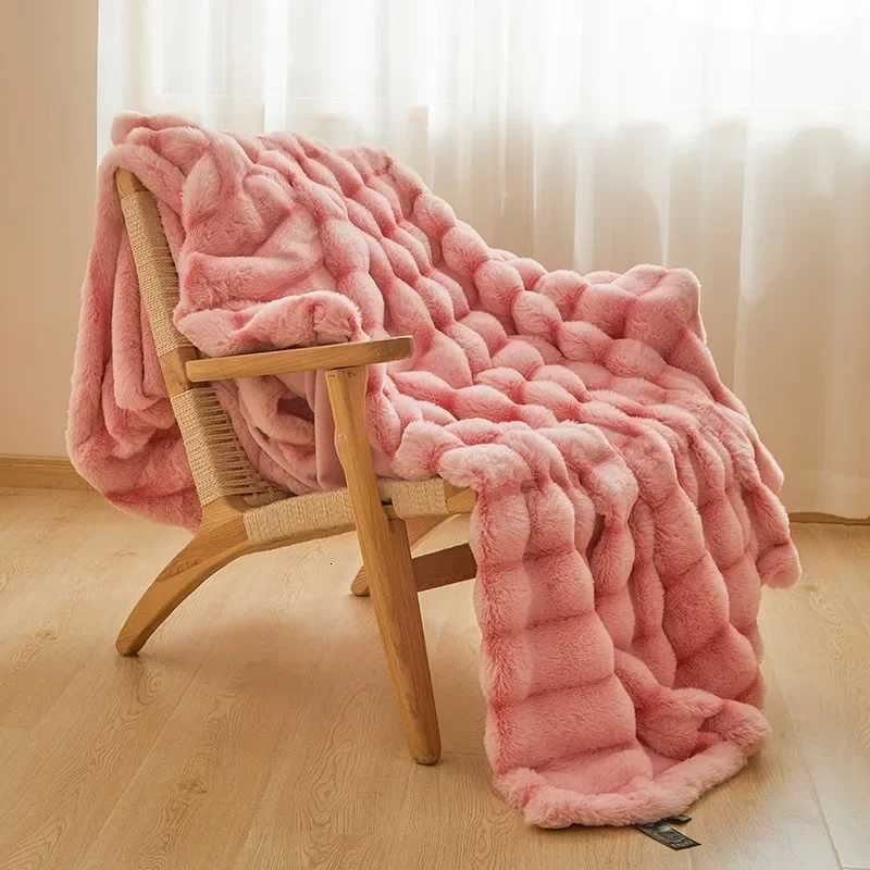 A rabbit fleece blanket quilt winter thickened milk fleece office nap sofa blanket comfortable can be covered at any time H251216 - view 5