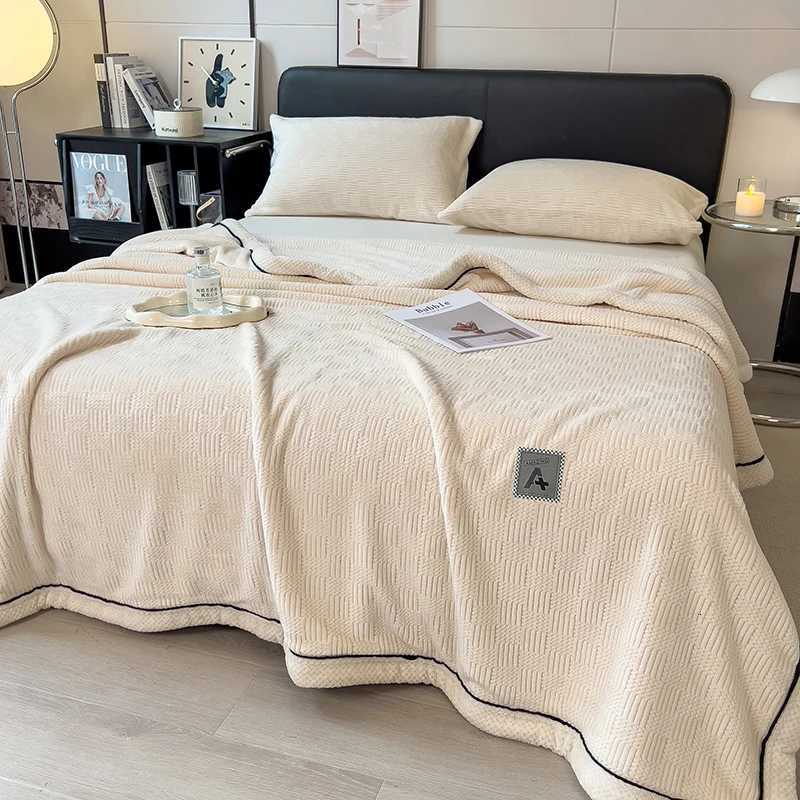 White Knitted Velvet Throw Blanket Soft Skin-Friendly Warm Fleece Bedspread All-season Multipurpose Quilted Blanket for Nap Sofa H251216 - view 4