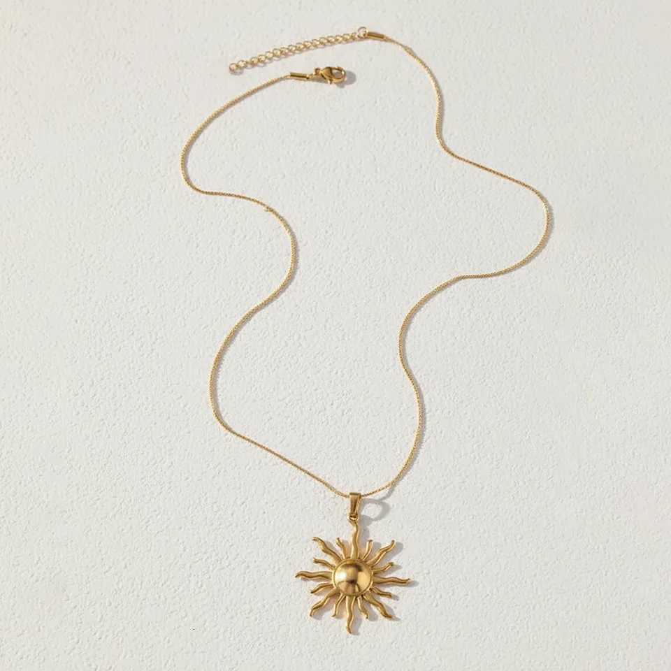 DOTIFI Fashion Sunflower Pendant Necklace Womens Sophisticated Light Luxury Stainless Steel Elegant Commuter Collarbone Chain M251216