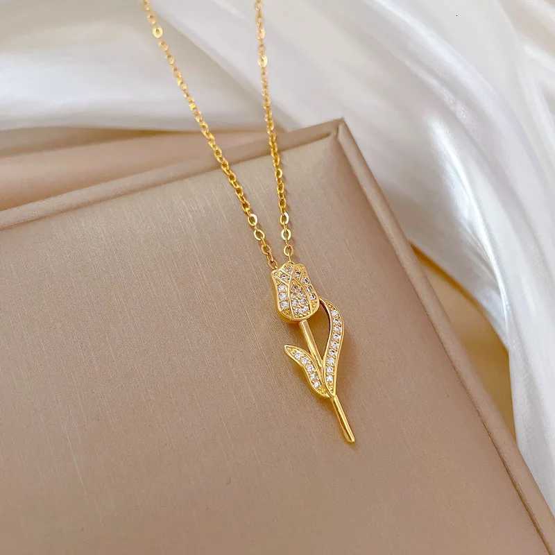 Creative Rotatable Pink Flower Necklace For Women Titanium Steel Rotatable Spinner Clavicle Choker Anti Stress Anxiety Jewelry M251216