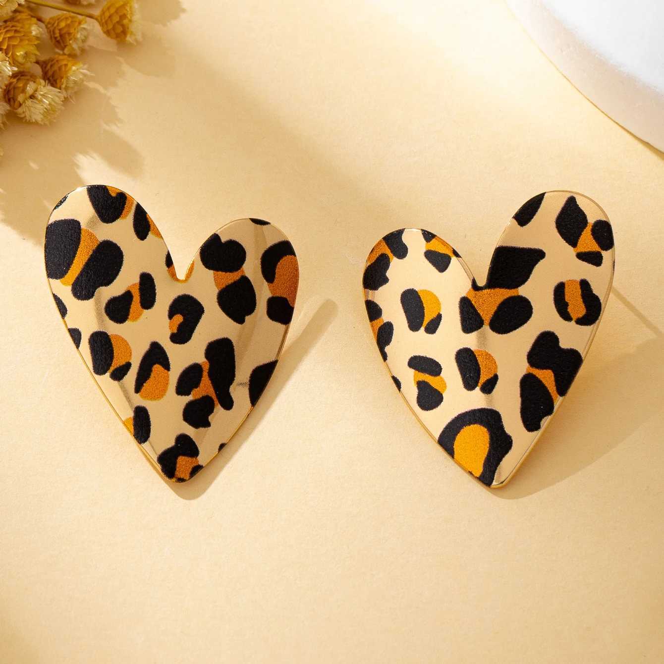 A Pair of Womens Earrings Smooth Irregular Heart-Shaped Earrings Suitable for Daily Wear and Vacation Wear G251216