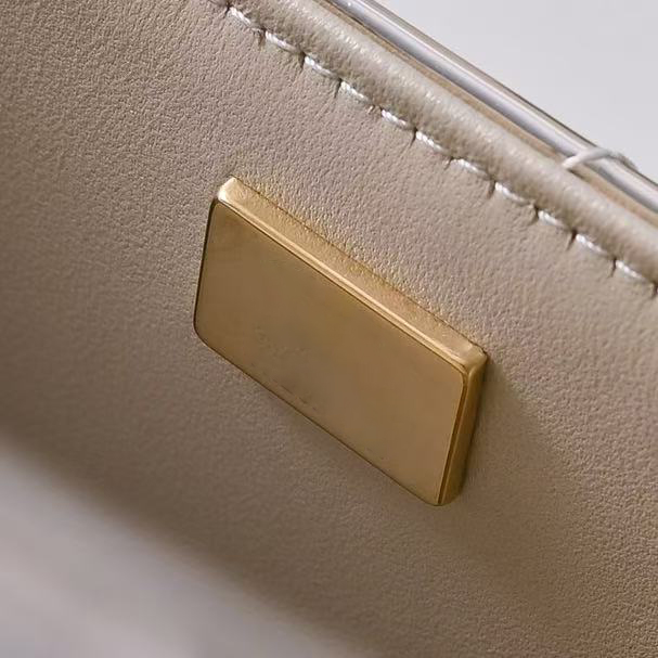 10ALuxurious 25K Baguette Style Purse - Fashionable High-Gloss Material with Secure Zipper