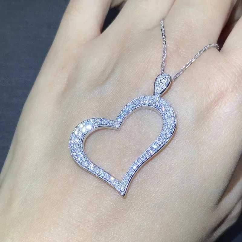 Huitan Heart ShAPed Women Pendant Necklace Aesthetic Wedding Engagement TrenDY AccESSories with Shiny CZ Party Jewelry M251216