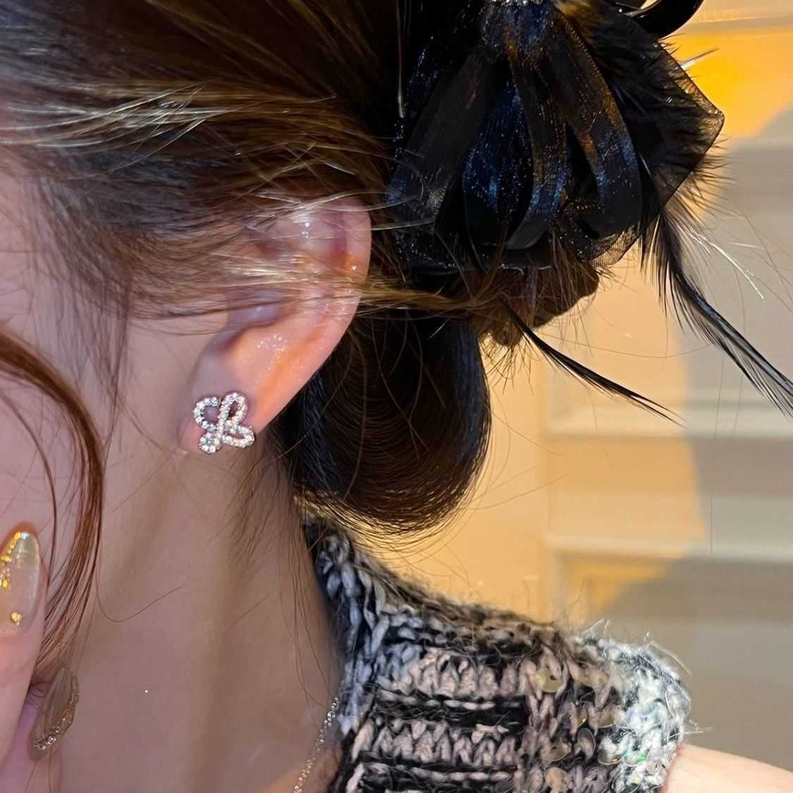 Unique and dazzling full-diamond stud earrings, simple zirconium earrings, small-batch and high-end ear accessories, best-selling women's jewelry C251209