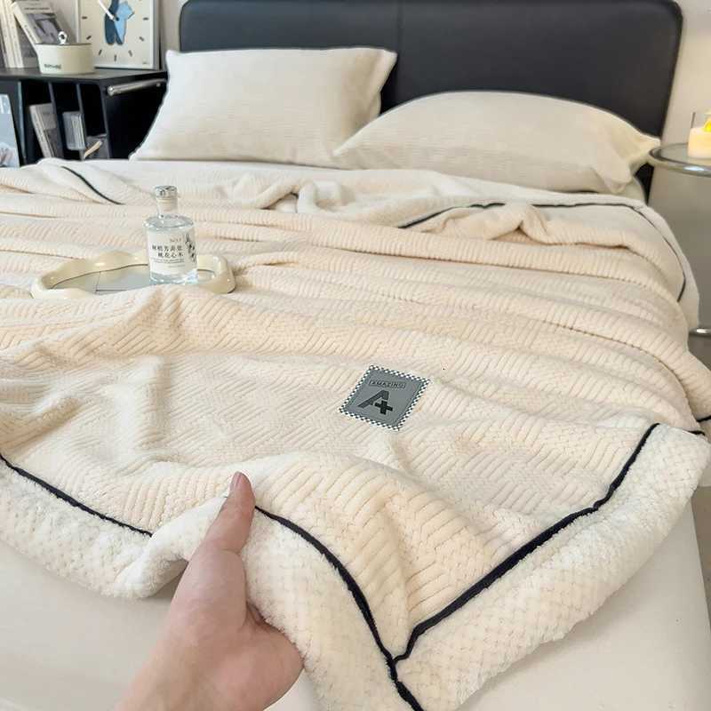 White Knitted Velvet Throw Blanket Soft Skin-Friendly Warm Fleece Bedspread All-season Multipurpose Quilted Blanket for Nap Sofa H251216 - view 5