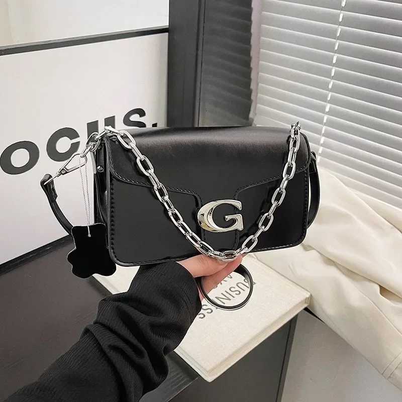 Classic Leather Shoulder Bag For Ladies Chic And Durable Crossbody Style Perfect For Outings M251216