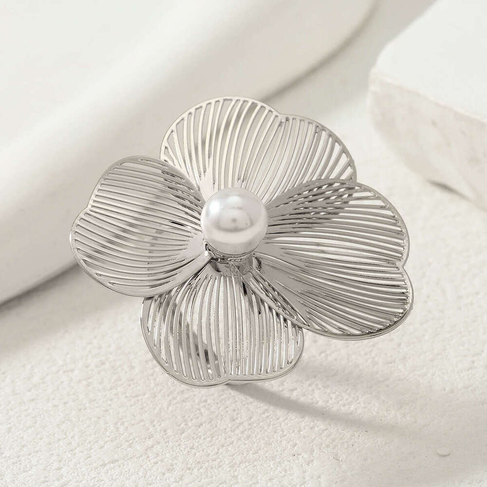 European American Cross-Border Women's Necklace and Earring Set Versatile Flower Inlaid Pearl Design Niche Long Clavicle Chain