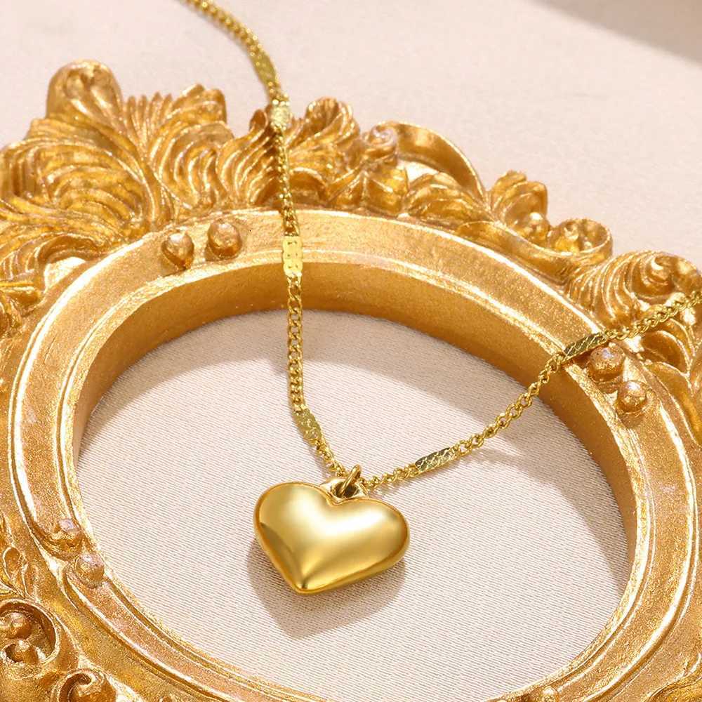 Stereoscopic StainlESS Steel Will Not Fade Small Peach Heart Golden Necklace for Women Heart Valentines Day Gift M251216