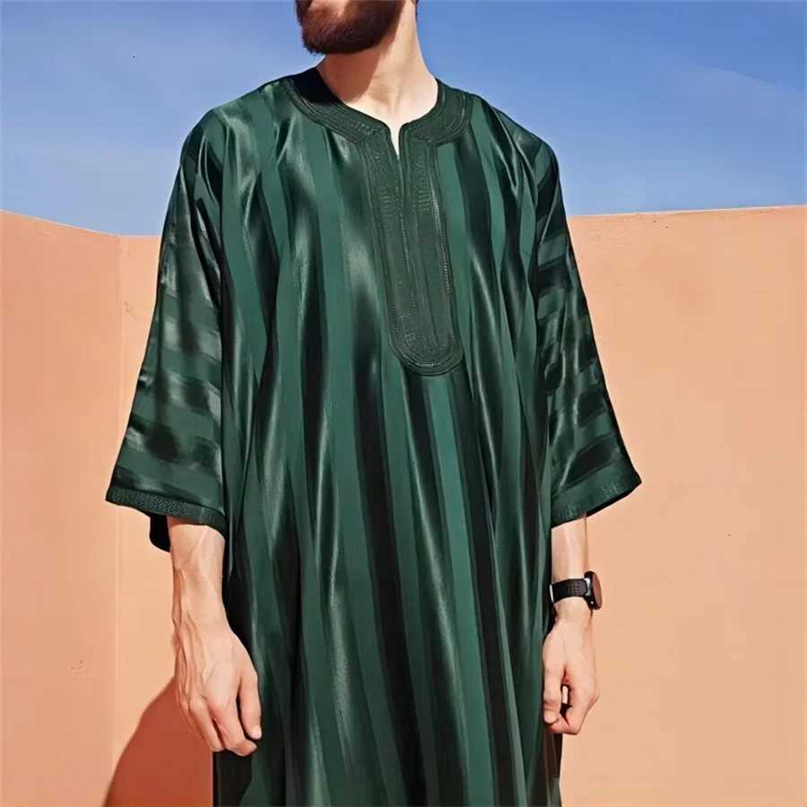 2025 New Men Muslim Abaya Islamic Clothing Mens Embroidered Striped Jubba Thobe Moroccan Dubai Kaftan Eid Prayer Robe Dress W251216